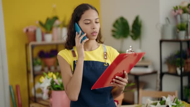 Ung Afrikansk Amerikansk Kvinna Florist Talar Smartphone Läsa Dokument Blomsteraffär — Stockvideo