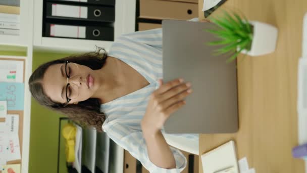 Ofiste Çalışan Genç Afro Amerikan Kadını Laptopu Kullanıyor — Stok video