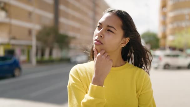 Joven Mujer Afroamericana Pie Con Expresión Duda Calle — Vídeos de Stock