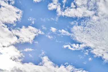 Güneşli bir günde bulutlu güzel mavi gökyüzü