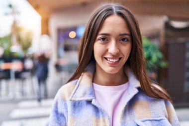 Sokakta kendine güvenen güzel İspanyol bir kadın.