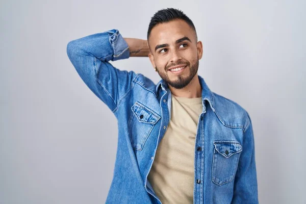 Young Hispanic Man Standing Isolated Background Smiling Confident Touching Hair — Stock Photo, Image