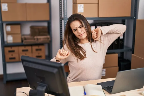 Young Beautiful Hispanic Woman Ecommerce Business Worker Stretching Arms Office — 스톡 사진