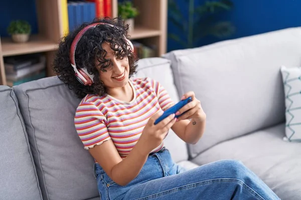 Jonge Midden Oosten Vrouw Spelen Video Game Zitten Bank Thuis — Stockfoto