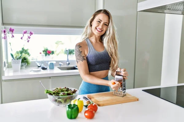 Junge Frau Lächelt Selbstbewusst Und Kratzt Möhre Für Salat Der — Stockfoto
