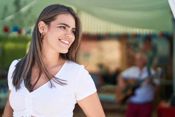 Mujer Joven Sonriendo Confiada Mirando Hacia Lado Mercado Callejero —  Fotos de Stock