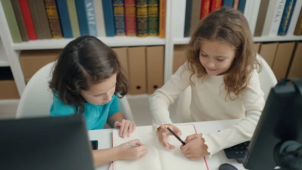 Dois Alunos Crianças Usando Computador Escrita Notebook Sala Aula — Fotografia de Stock
