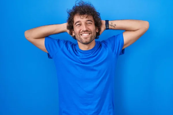 Hispánec Mladý Muž Stojící Nad Modrým Pozadím Relaxační Protahování Ruce — Stock fotografie