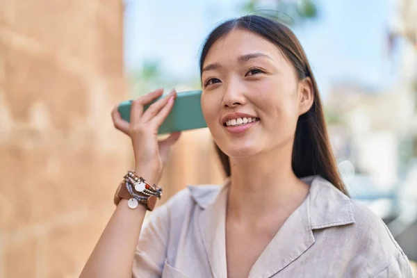 Chinese Woman Smiling Confident Listening Audio Message Smartphone Street — Stockfoto