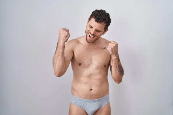 Junger Hispanischer Mann Der Ohne Hemd Unterwäsche Steht Und Sehr — Stockfoto