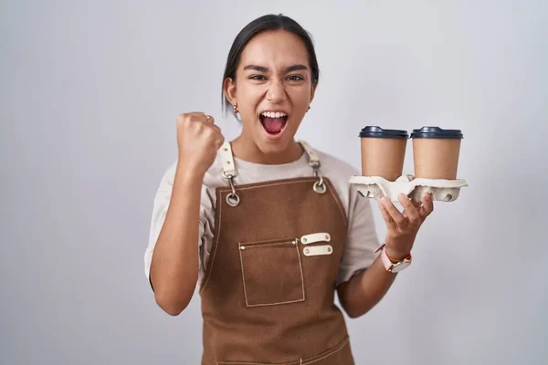 Young Hispanic Woman Wearing Professional Waitress Apron Holding Coffee Angry —  Fotos de Stock