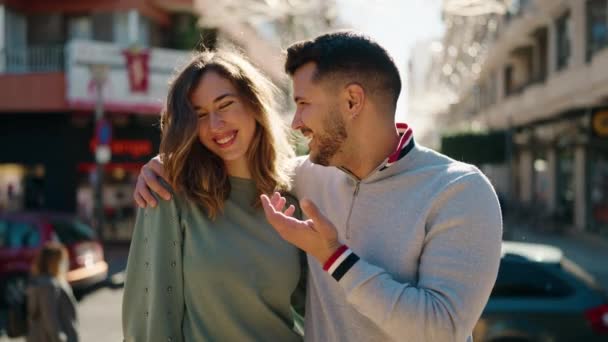 Junges Paar Lächelt Selbstbewusst Und Umarmt Sich Auf Der Straße — Stockvideo