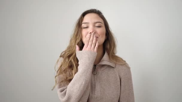 Νεαρή Όμορφη Ισπανόφωνη Γυναίκα Χαμογελά Αυτοπεποίθηση Φιλιά Πάνω Από Απομονωμένο — Αρχείο Βίντεο