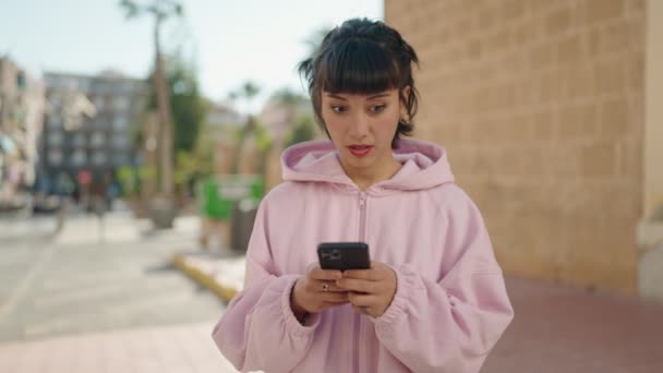Молода Іспаномовна Жінка Здивувалася Використовуючи Смартфон Вулиці — стокове відео