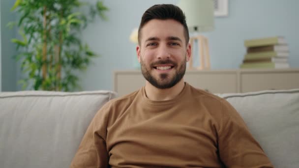 Jonge Spaanse Man Doet Hart Symbool Met Handen Zittend Bank — Stockvideo