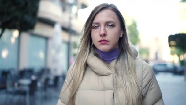 Молодая Блондинка Стоящая Расслабленным Лицом Прогуливаясь Улице — стоковое видео