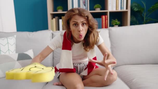 Молода Красива Іспаномовна Жінка Підтримує Футбольну Команду Вдома — стокове відео