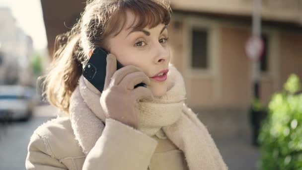 Młoda Biała Kobieta Rozmawia Przez Telefon Ulicy — Wideo stockowe