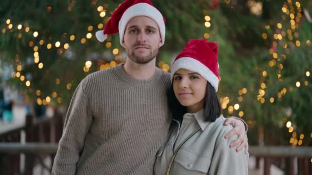 Junges Paar Mit Weihnachtsmütze Umarmt Sich Park — Stockvideo