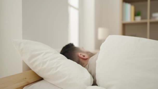 Genç Spanyol Adam Yatak Odasında Çalar Saat Için Uyanıyor — Stok video