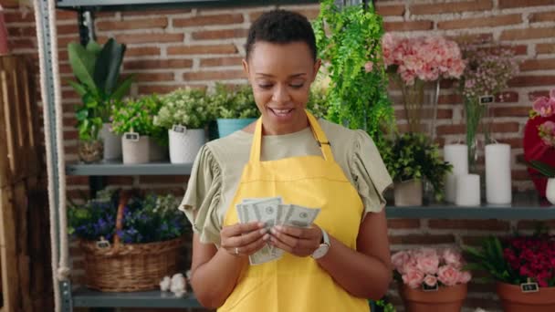 African American Woman Florist Smiling Confident Counting Dollars Florist — Wideo stockowe