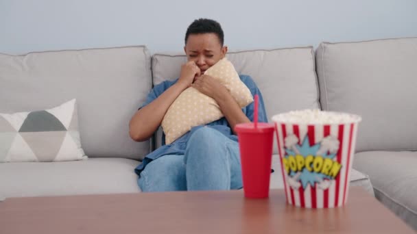 Afro Americana Mujer Viendo Asustar Película Sentado Sofá Casa — Vídeos de Stock