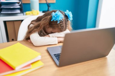 Ofiste çalışan sevimli beyaz kız öğrenci.