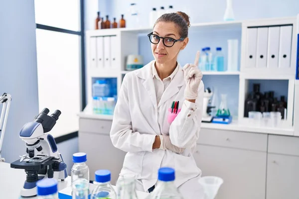 Young Woman Working Scientist Laboratory Smiling Idea Question Pointing Finger — Stock Fotó