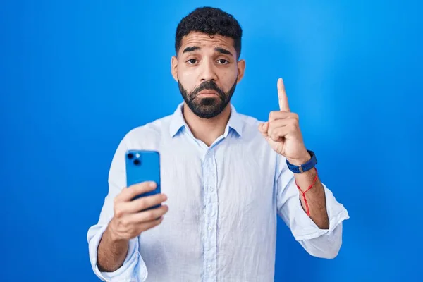 Homem Hispânico Com Barba Usando Mensagem Digitação Smartphone Apontando Para — Fotografia de Stock