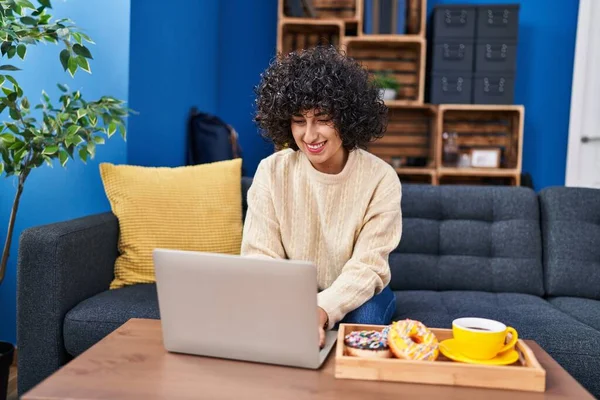 Young Middle East Woman Using Laptop Having Breakfast Home — Foto Stock
