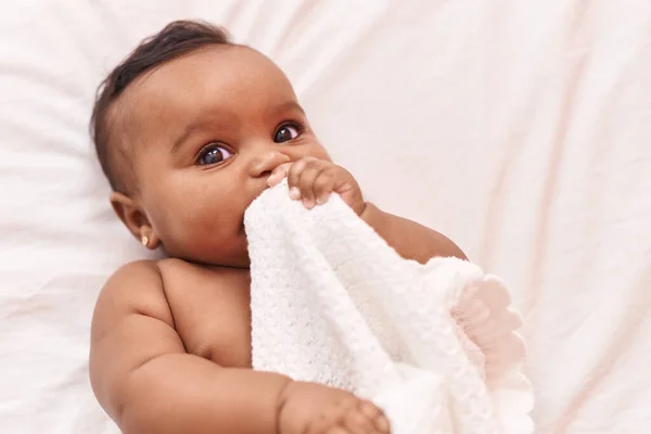 African American Baby Lying Bed Bitting Blanket Bedroom — Fotografia de Stock