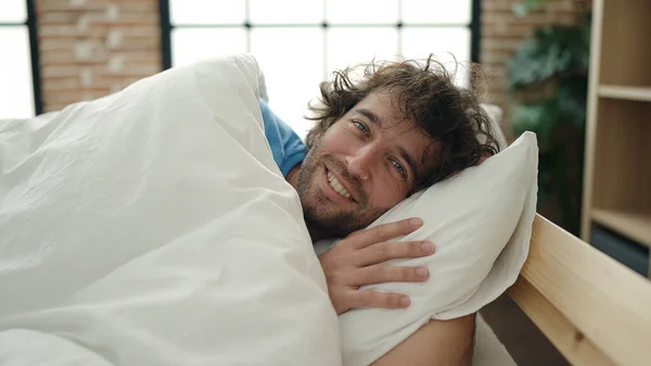 Ung Latinamerikansk Man Ler Säker Liggande Sängen Sovrummet — Stockfoto
