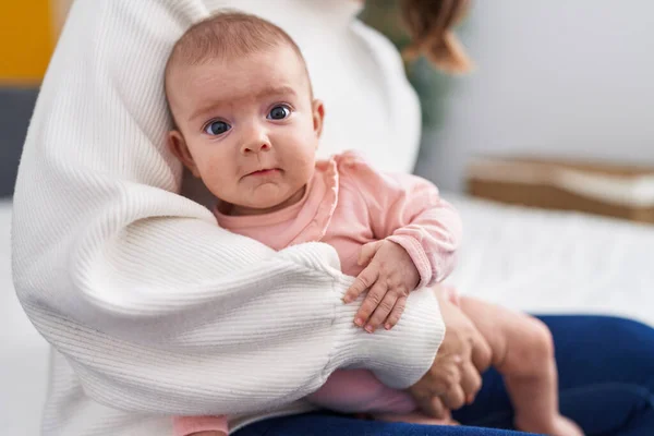 Sevimli Beyaz Bebek Yatak Odasında Annesinin Ellerinde — Stok fotoğraf