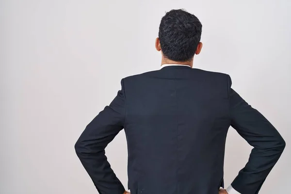 Όμορφος Ισπανός Επιχειρηματίας Στέκεται Πάνω Από Λευκό Φόντο Στέκεται Πίσω — Φωτογραφία Αρχείου