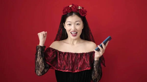 Joven Mujer China Con Disfraz Katrina Usando Teléfono Inteligente Sobre — Foto de Stock