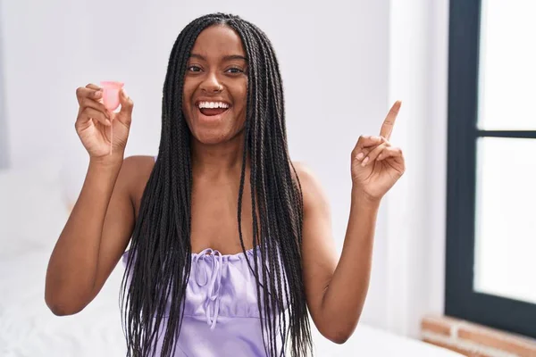 Jovem Afro Americana Com Tranças Segurando Copo Menstrual Sorrindo Feliz — Fotografia de Stock