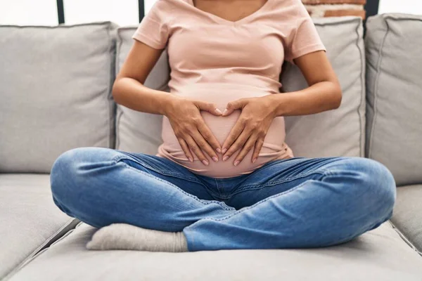 Mujer Latina Joven Embarazada Tocando Vientre Sentado Sofá Casa —  Fotos de Stock