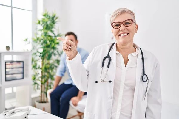 Female Doctor Wearing Uniform Stethoscope Medical Clinic Smiling Happy Pointing — Stock Photo, Image