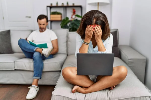 Hispanic Middle Age Couple Home Woman Using Laptop Sad Expression — Foto de Stock