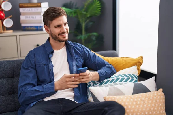 Young Caucasian Man Using Smartphone Sitting Sofa Home — Stock Photo, Image