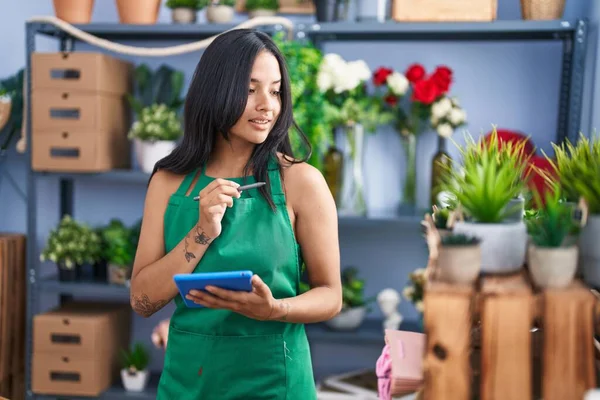 Young Hispanic Woman Florist Smiling Confident Using Touchpad Florist Shop — Fotografia de Stock