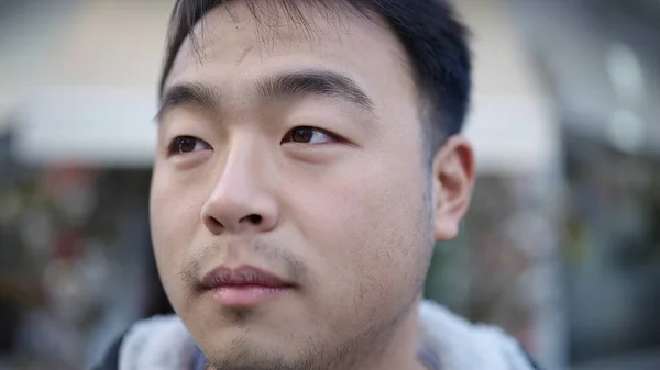 Jeune Homme Chinois Regardant Vers Côté Avec Une Expression Sérieuse — Photo