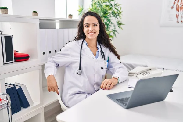 Young Hispanic Woman Wearing Doctor Uniform Smiling Confident Clinic — Stockfoto