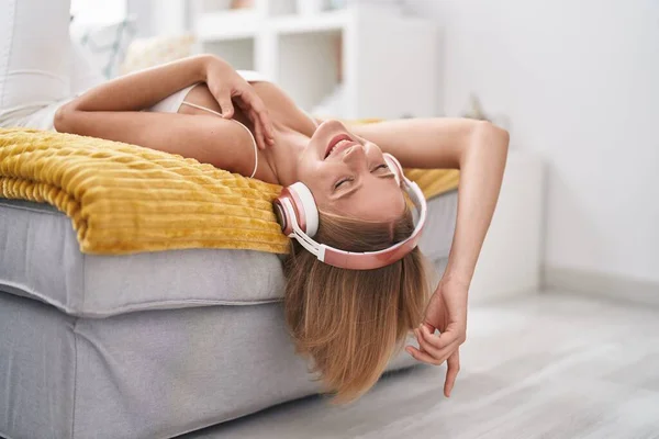 Mladá Blondýna Žena Poslouchá Hudbu Ležící Pohovce Doma — Stock fotografie