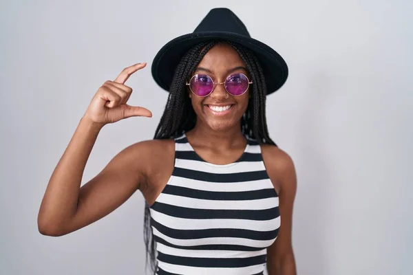 Joven Afroamericano Con Trenzas Con Sombrero Gafas Sol Sonriente Seguro —  Fotos de Stock