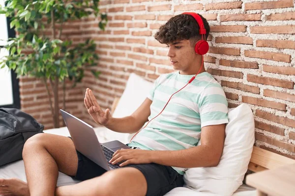 Adolescente Hispânico Usando Laptop Casa Sentado Quarto Com Mão Aberta — Fotografia de Stock