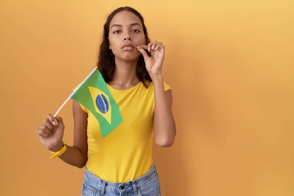 Молодая Испаноязычная Женщина Держит Бразильский Флаг Рот Губы Закрытыми Молния — стоковое фото