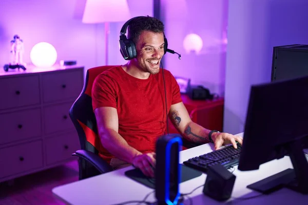 Oyun Odasında Bilgisayar Kullanarak Video Oyunu Oynayan Spanyol Asıllı Genç — Stok fotoğraf
