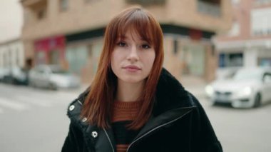 Sokakta kendinden emin gülümseyen genç bir kadın