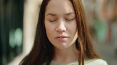 Sokakta kendine güvenen genç ve güzel bir kadın